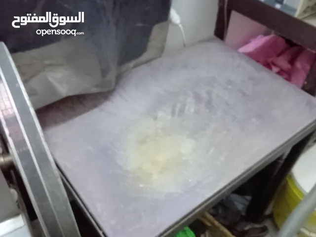 مفرمة لحمه مجمده وطاولة تقطيع لحمه