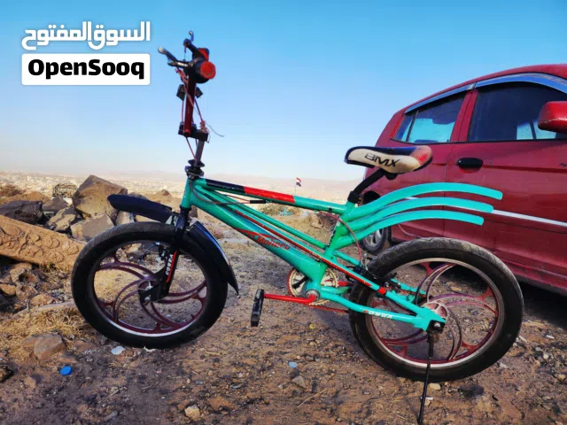 دراجة BMX  رياضية مزخرفة حجم متوسط الى كبير شبابي مناسب من عمر 14 وفوق  مستعمل نظيف جدا.