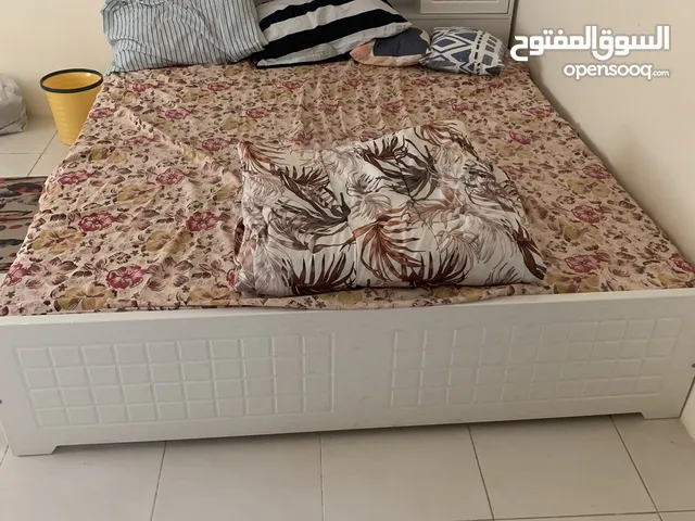 سرير للبيع
