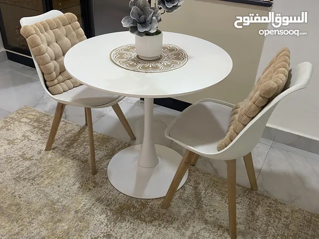 طاولة خشب نصف قطرها 80سم مع كرسيين عظم ورجلين خشب