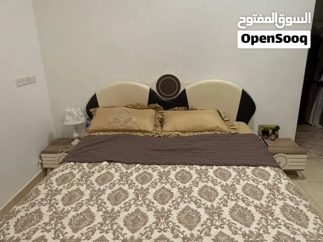 للبيع سرير مزدوج مع الكبيت وتسريحه