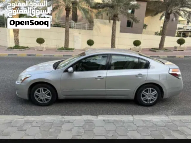 2012 نيسان التيما Standard