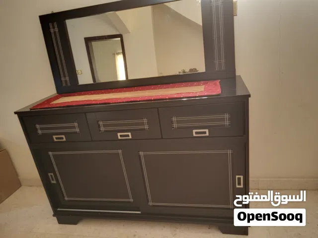 بوفيه غرفة سفرة خشب مع جلد عرضه 149ساتتيمتر إرتفاع 149سانتيمتر عمق 49سانتيمتر مقاس المرأة 60*140سانت