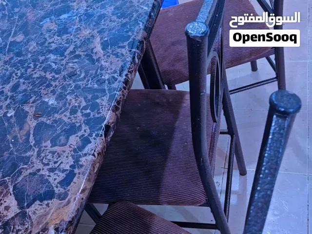 سفره مكونه من اربعه كراسي وتربيزه
