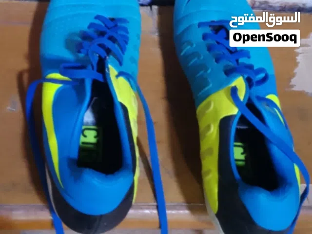 تكرم حذاء للبيع مستعجل