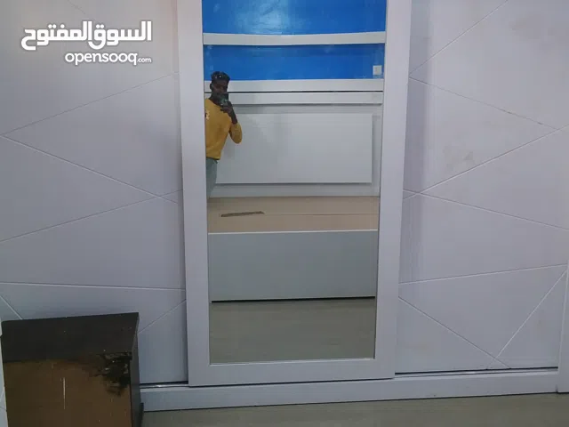 غرف نوم و أطقم جلوس و ترابيز و سراير..