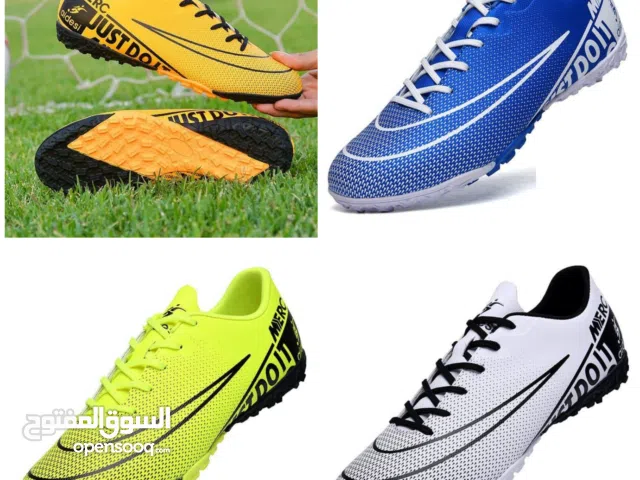 Practical, lightweight football shoes suitable for turf, sand pitches and hard surfaces.