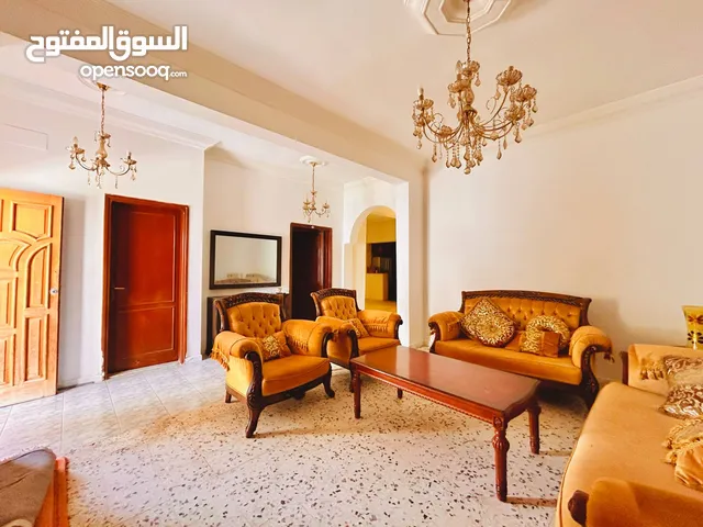 صالون تيك باللون الذهبي