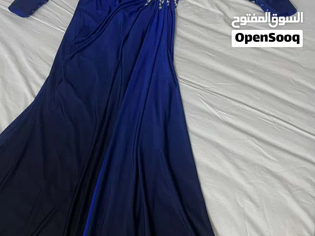زوج فساتين مستعملات للبيع