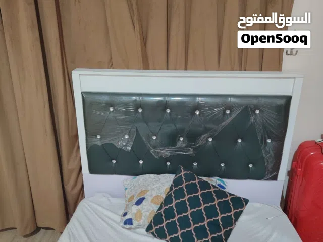 سرير جديد   وبحاله جيده بعده ف الضمان  ومرتبه طبيه  وطاوله زجاج