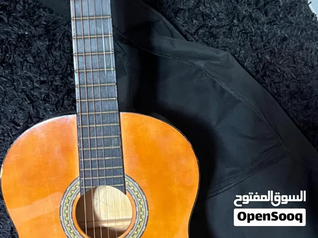 جيتار اصلي بحالة جديد ولا عزفة ومركب كل اوتاره