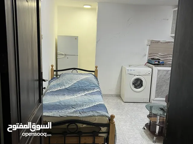 استديو شقة صغيرة مفروشة للايجار طريق المطار مقابل جامعة البتراء قرب المحور