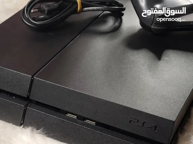 PS4 500GIGA شبه جديد فيه مجموعة العاب