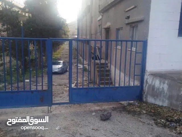 اعلان بيع مبنى صناعي بالقرب من شارع ال100