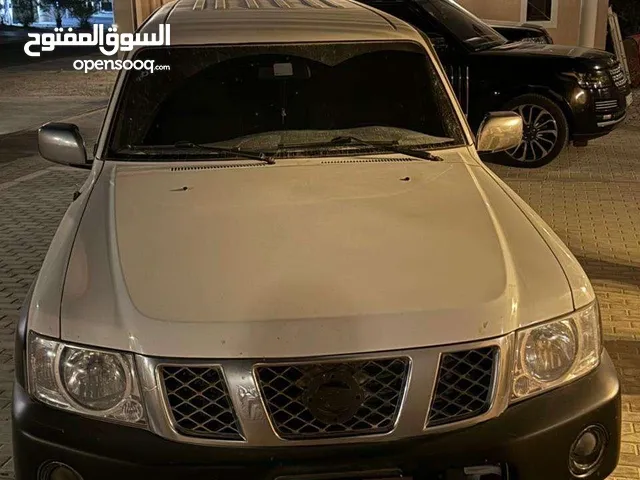للبيع سيارة فتك سفاري 2010 بيعة مستعجله لون ابيض من الداخل اسمنتي