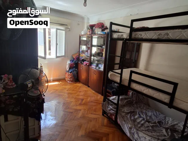 شقه ممتازة للبيع مساحه كبيره كلها علي الشارع