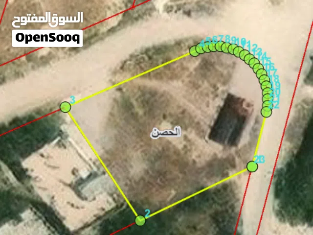ارض 760م - من اراضي الحصن ضمن حوض راكسة وام الهوى صخرية وتقع على شارعين