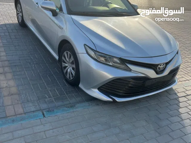 للبيع تويوتا كامري موديل 2020 خليجي فضي من الداخل اسود رقم 2 تشغيل بصمة دخول ذكي بريك كهربائي