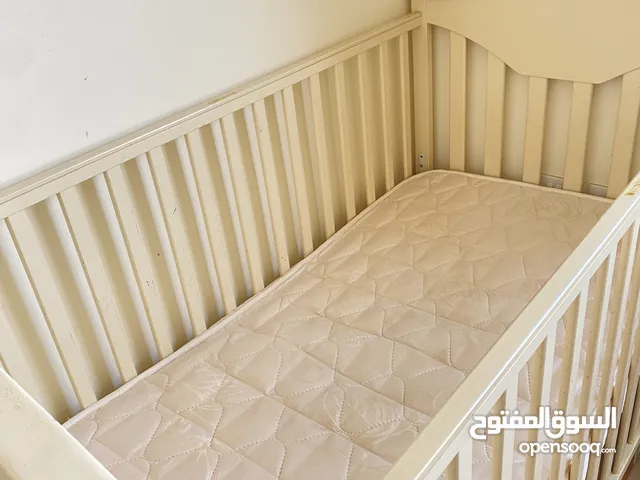 سرير اطفال من جونيور محل بيبي شوب  حجم مناسب بحاله جيده جدا شامل الفراش.