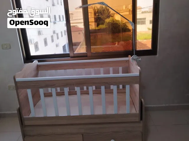 تخت بيبي مع طاولة تلفزيون وطاولة وسط للبيع بسعر مغري