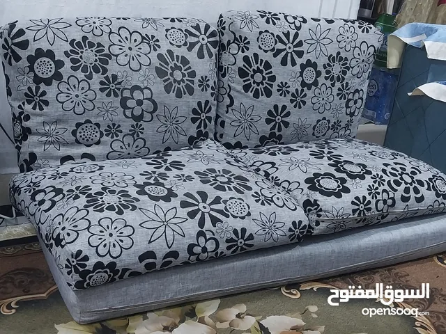 قاعدة عربي كبيرة ومريحه وجميلة من الاسفنج مع المخدات كما هى بالصورة للبيع لدواعى السفر