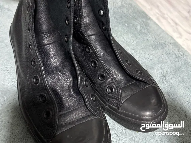 حذاء اسود برقبة جلد بحالة ممتازة جداً ( all star )،