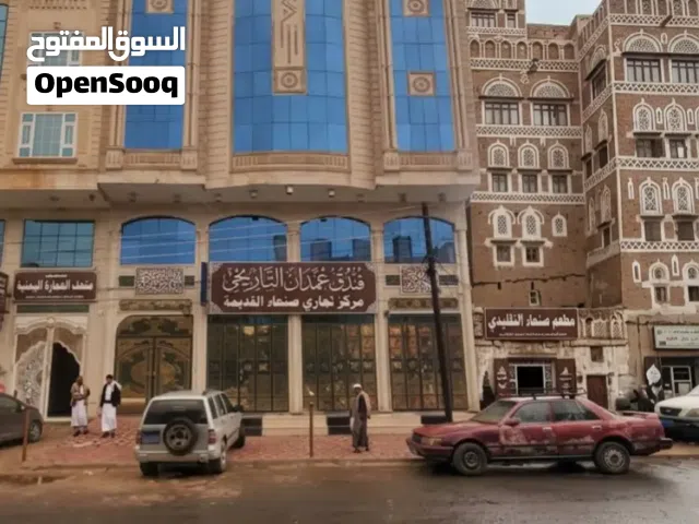 عماره 15شقه قريب من الجامعه في قلب العاصمه وبسعر مغري
