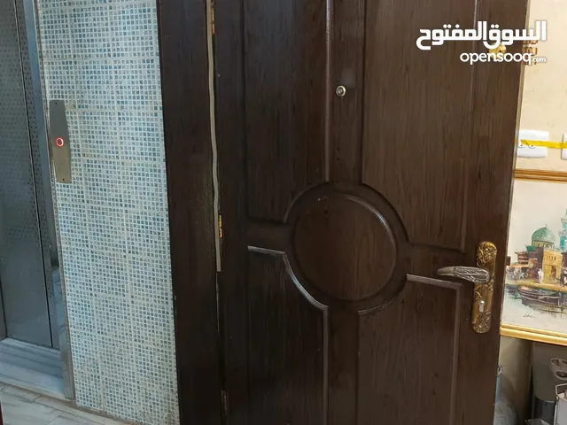 باب منزل رئيسي لشقه حاله جيده جدا
