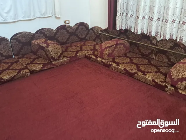 غرفه جلوس مع سجاده مع بردايتين