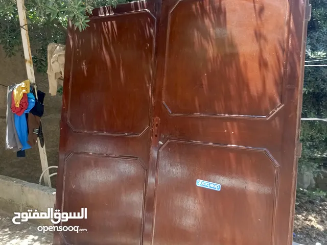 يوجد ثلاثه ابواب اثنين باب غرفه واحد باب حمام خشب نظيف جدا دائر البيبان خشب سويد الداخليه خشب لتيه