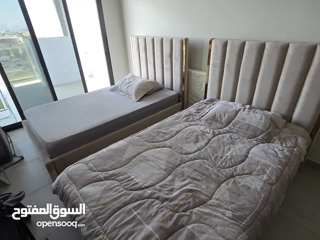 سريرين مع المراتب غير مستعملين