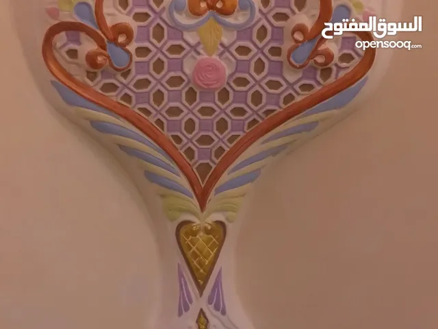 فني دهانات وورق الجدران وعازل سطوح