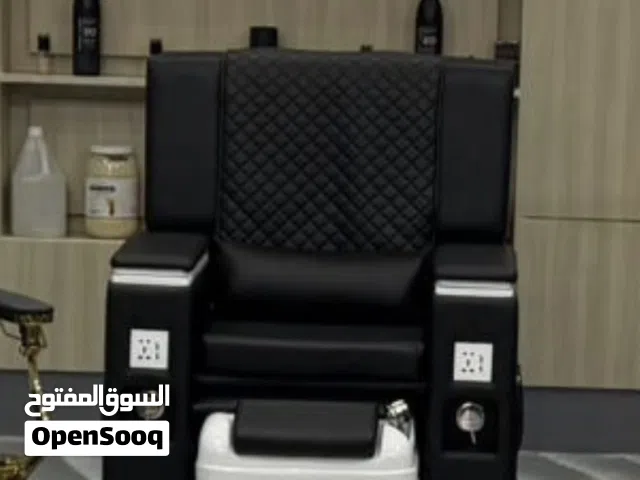 للبيع كرسي بديكير ومانيكير فاخر حالة ممتازة مصمم ليمنح عملاء الصالونات تجربة راقية ومريحة