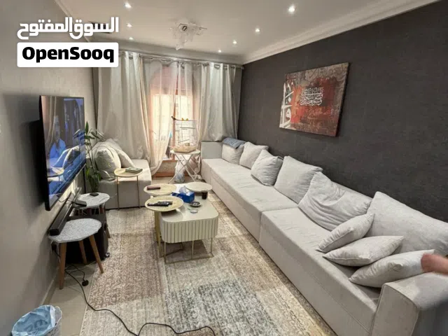 للبيع طقم كنب وطاولة وسطيه واربه طاولة صغيرة وسجاده وغرفة نوم