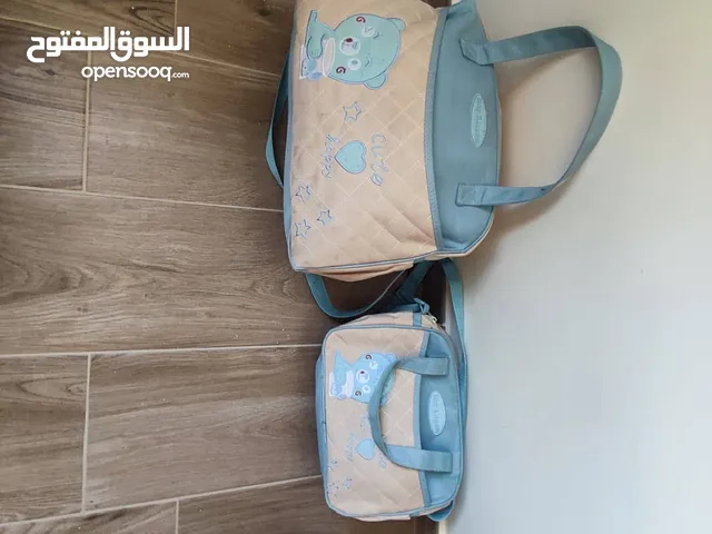 حذاء للطفل من جنس ذكر حد رائع بني اللون من خامه جيدة الصنع و حقيبه رضيع مع حقيبه صغيرة