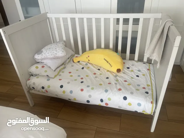 سرير ايكيا للاطفال بحالة جيدة مع فرشة ايكيا