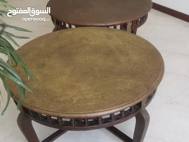 2 طاولات  خشبية  من النحاس