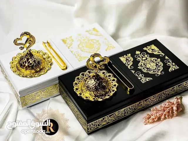 *مبخره نسمه الخشبيه بتصميم أنيق بالإضافة إلى مكان لحفظ البخور و ملقاط مذهب*