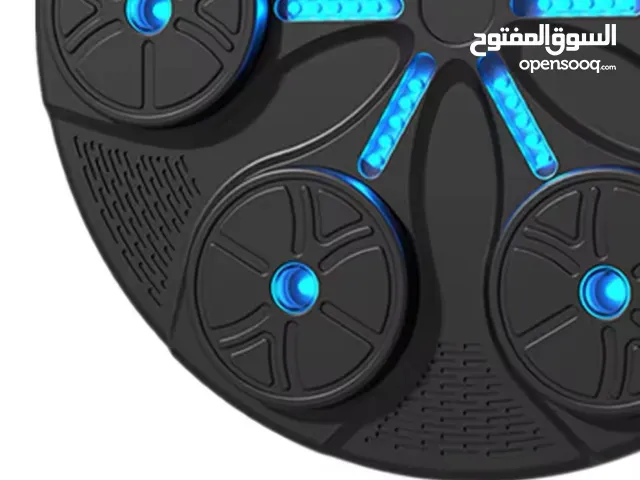 جهاز لتدريب الملاكمة مع زوج من الكفوف