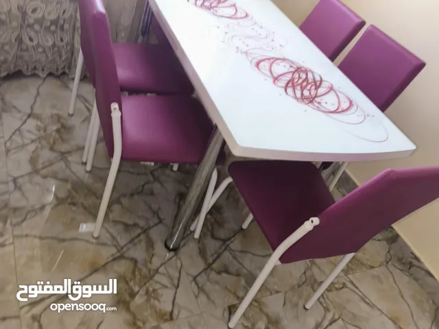 طاوله اكل جميله ونظيفه الرجاء الاتصال على الرقم موجود في الوصف