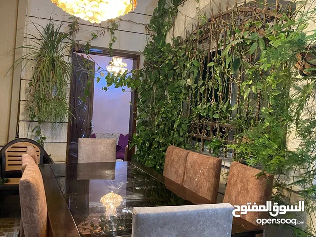 طاولة سفرة تفصيل خشب زان مع ثمن كراسي بحالة جيدة جداً