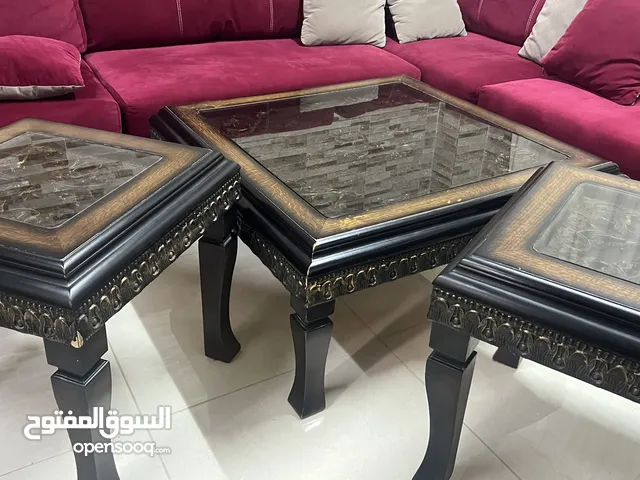 طقم طربيزات للبيع خشب زان كامل الارجل ولاتيكيت وزجاج لون بني بحالة ممتازة