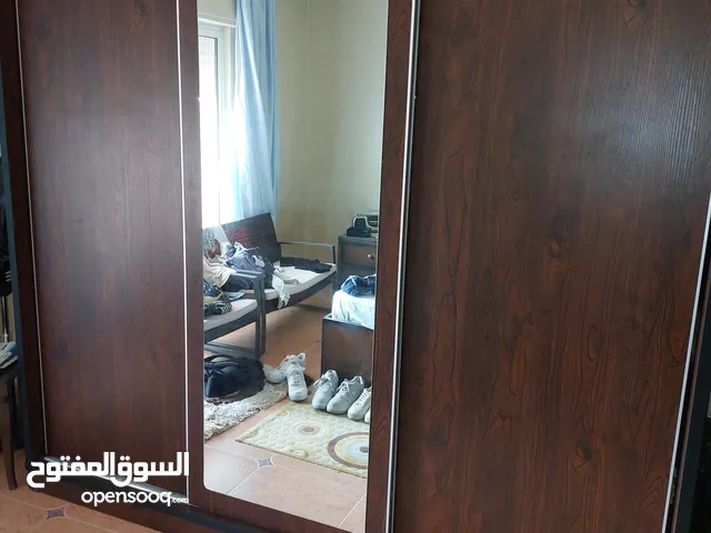 خزانة عدد 3 مع اثاث مستعمل للبيع معا