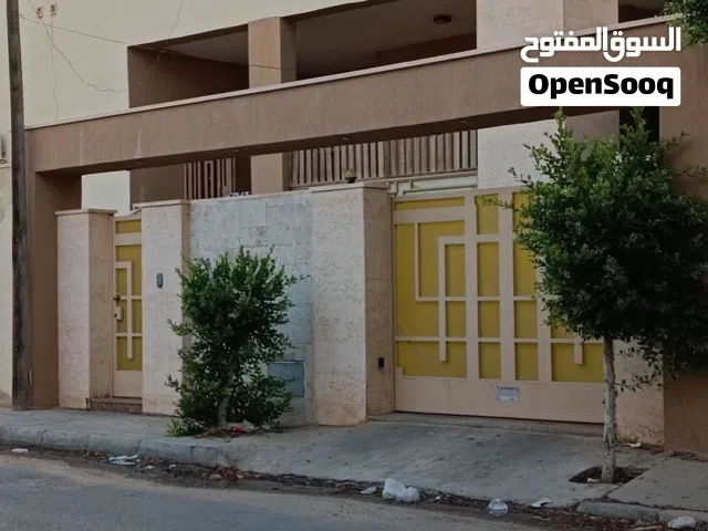 فيلا للايجار في السياحية بجانب الرئيسي موقع ممتاز جدا