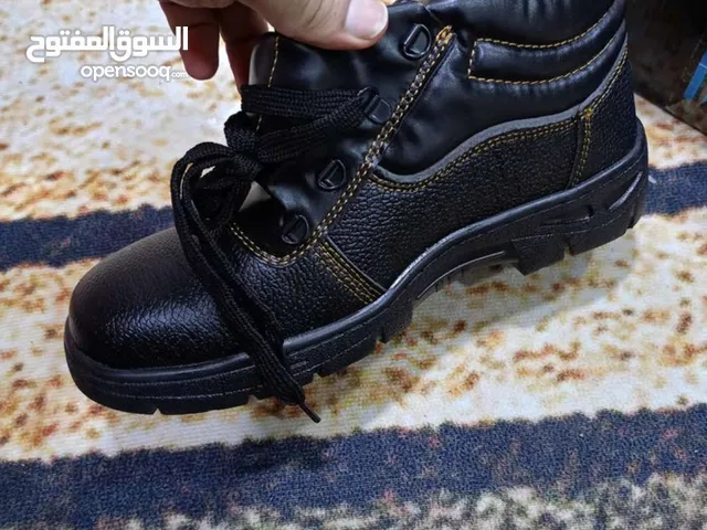 سلام عليكم عندي حذاء سيفتي جديد ما مستعمل السعر 25 المكان امن الداخلي قرب كراج الكوسترات