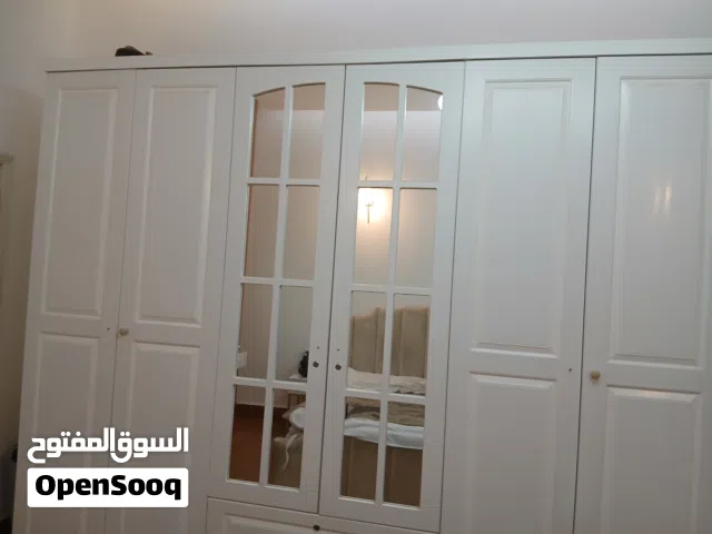 كبت اصلي ثلاث رفوف كبيره و درجين رفين للملابس والرف الثالث للشنط والاغراض الثانيه