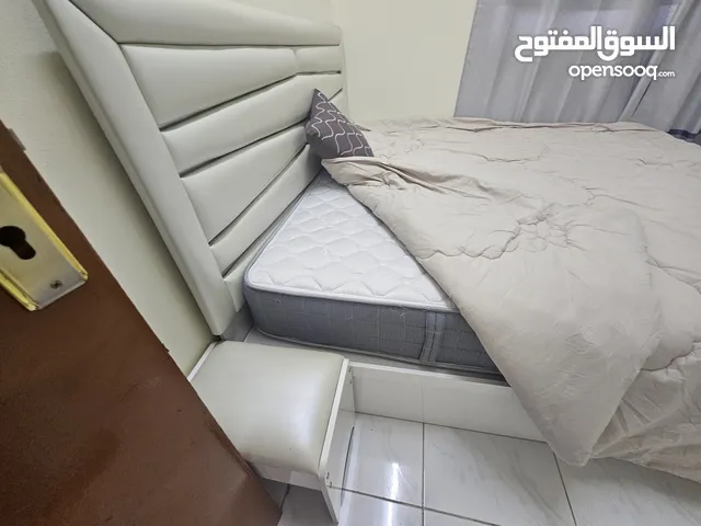 شقه مفروشه غرفه وصاله مع مطبخ جاهز وحمام مع انترنت غرفه نوم وصاله مع كليدور