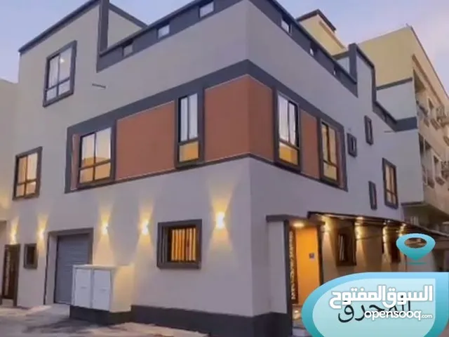 بيت مجدد بالكامل للبيع في موقع إستراتيجي وراقي علي زاوية ثلاث طوابق 9 غرف في المحرق