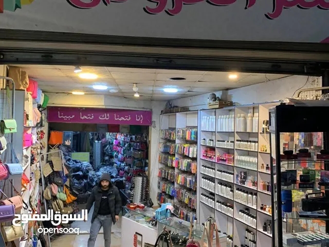 للبيع ثلاث محلات تجارية بموقع مميز وحساس عند نزلة ادونيس مقابل حلويات سحسول على الشارع الرئيسي الم