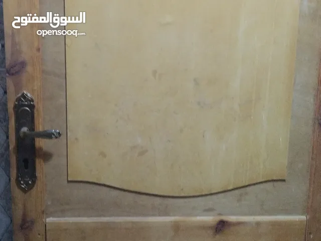 باب خشب بدون حلق وطاولة بلاستيك